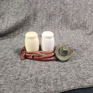 Western Cowboy Hat Salt and Pepper Shaker Set Ceramic Novelty - Used